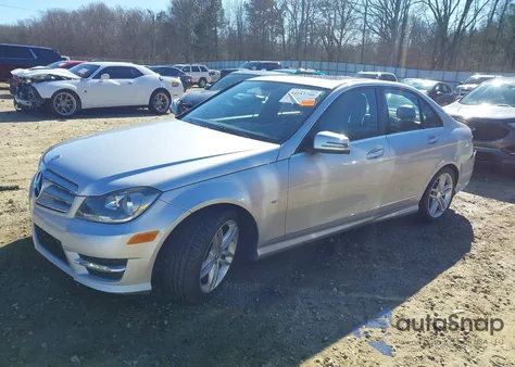 2012 Mercedes-Benz C 250 Sport z USA, uszkodzony, nr VIN WDDGF4HB2CR235046